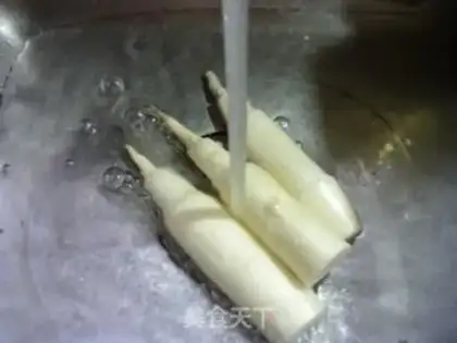 Make Black-mucked, white-burned round-shell chicken step 1