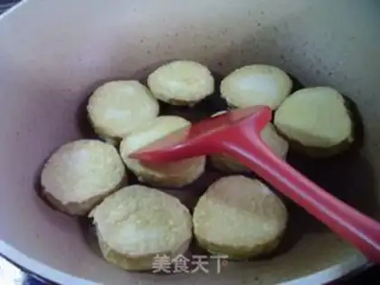 Make Black-mucked, white-burned round-shell chicken step 4