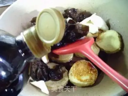 Make Black-mucked, white-burned round-shell chicken step 5