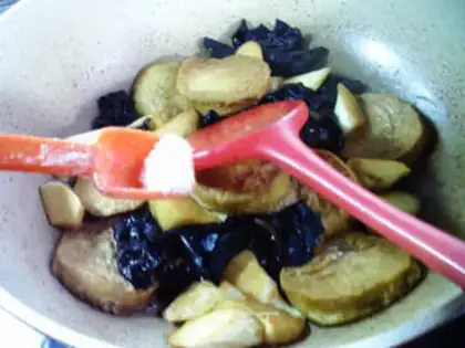 Make Black-mucked, white-burned round-shell chicken step 10