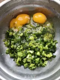Make Fried eggs with headleaf step 2