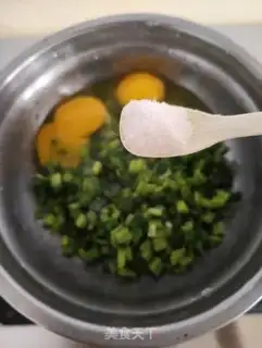Make Fried eggs with headleaf step 3