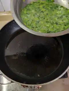 Make Fried eggs with headleaf step 4