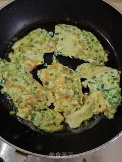 Make Fried eggs with headleaf step 5