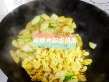 Make Spicy egg noodles step 7