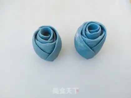 Make Rose buns step 4