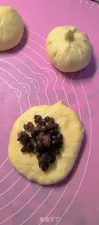 Make Coconut bean bread step 4