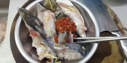 Make Garlic sauce, steamed fish head step 1
