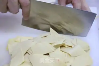 Make The green peppers make the leaves step 0