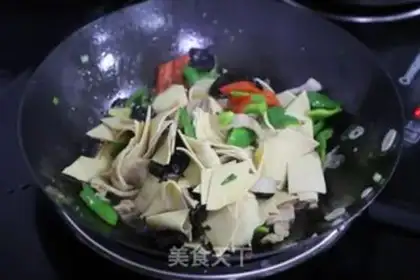 Make The green peppers make the leaves step 2