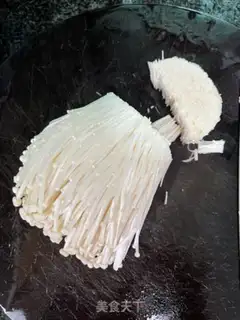 Make Spinach with golden needle mushrooms step 1