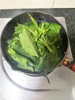 Make Spinach with golden needle mushrooms step 6