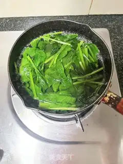 Make Spinach with golden needle mushrooms step 7