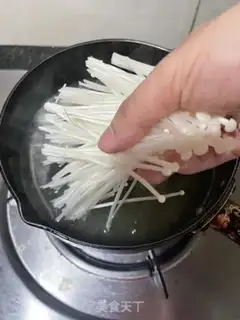 Make Spinach with golden needle mushrooms step 8