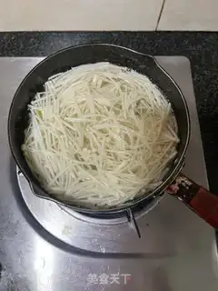 Make Spinach with golden needle mushrooms step 9