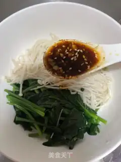 Make Spinach with golden needle mushrooms step 11