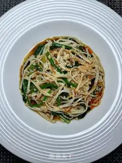 Make Spinach with golden needle mushrooms step 14