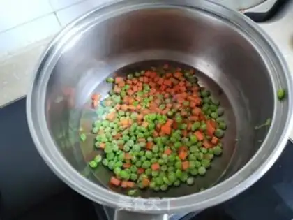 Make Carrot pea fried eggs step 1