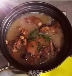 Make Peanut mahjong hoof soup step 2