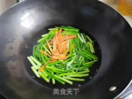 Make Garlic fried eggs step 1