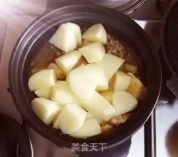 Make Curry potatoes, sour chicken step 1