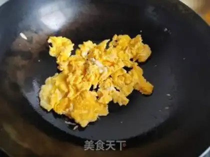 Make Garlic fried eggs step 3
