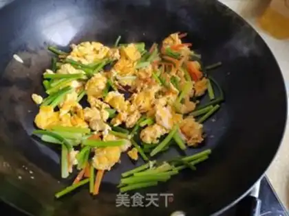 Make Garlic fried eggs step 4