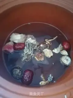 Make Wild mushrooms are chicken soup step 1
