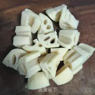 Make Lotus peanut pig hoof soup step 1