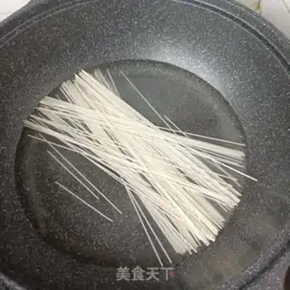 Make Fried omelet plum noodles step 4