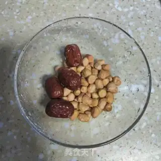 Make Lotus peanut pig hoof soup step 2