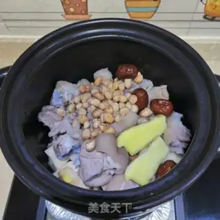 Make Lotus peanut pig hoof soup step 3