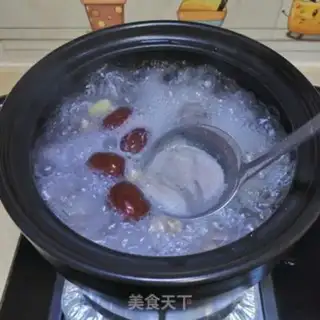 Make Lotus peanut pig hoof soup step 5