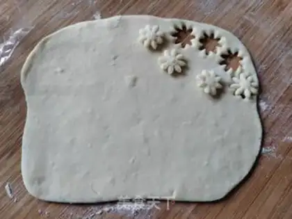 Make Little daisies, double-coloured buns step 11