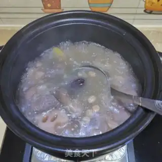 Make Lotus peanut pig hoof soup step 7