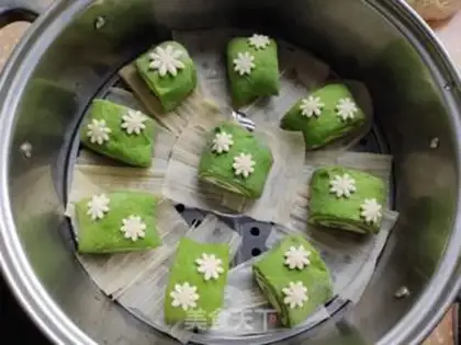 Make Little daisies, double-coloured buns step 13