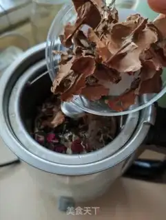 Make The roses are distracted by red tea step 4