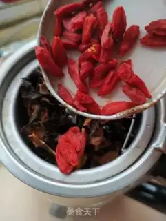 Make The roses are distracted by red tea step 6
