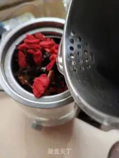 Make The roses are distracted by red tea step 7