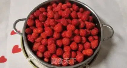 Make Homemade strawberry sauce step 0