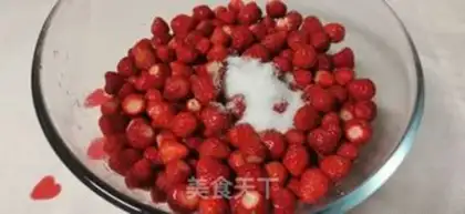 Make Homemade strawberry sauce step 1