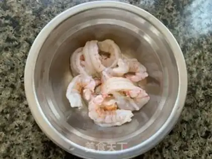 Make Egg radish soup step 1