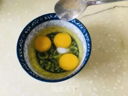 Make Scrambled eggs step 1