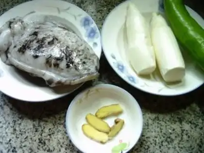 Make The green pepper is white and fried squid step 0
