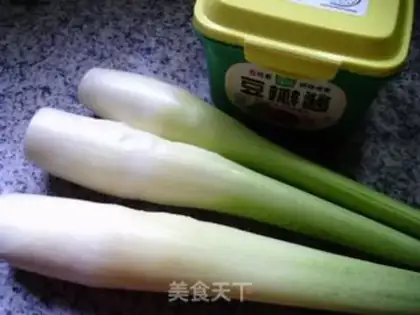 Make The sauce is white step 0