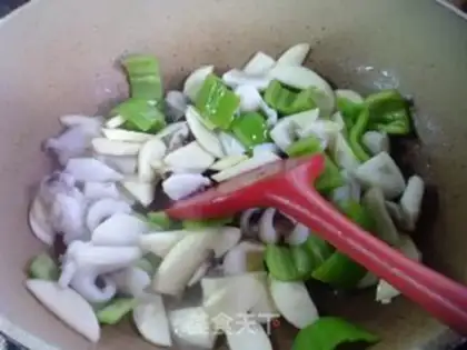 Make The green pepper is white and fried squid step 9
