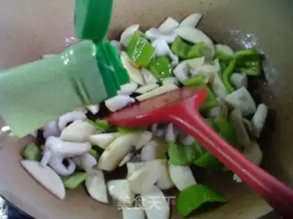 Make The green pepper is white and fried squid step 10
