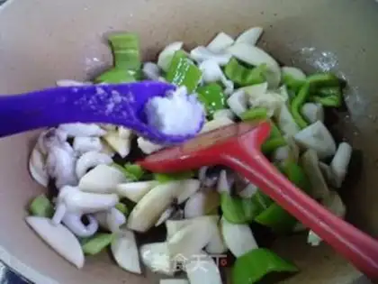 Make The green pepper is white and fried squid step 11
