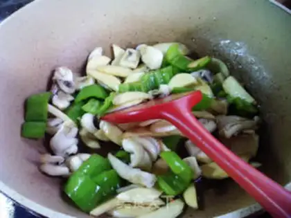 Make The green pepper is white and fried squid step 12