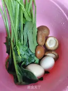 Make Spinach mushroom fried eggs step 0